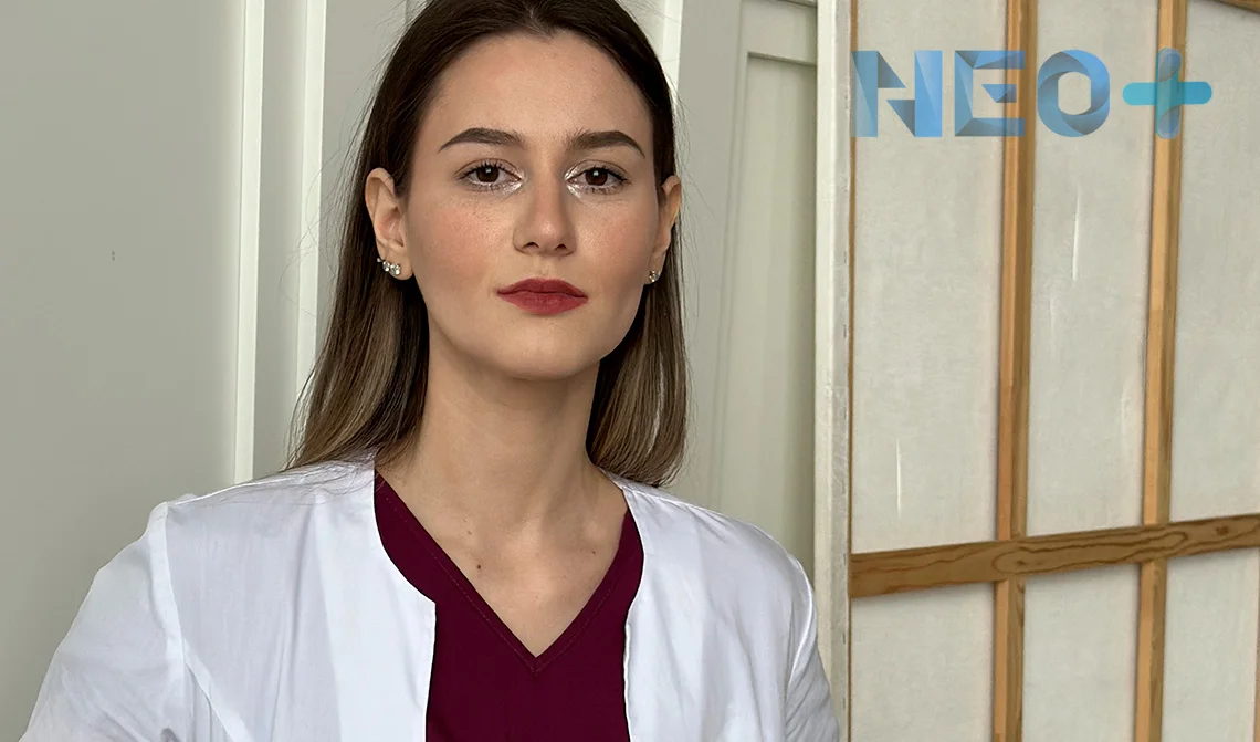 девушка врач в белом халате